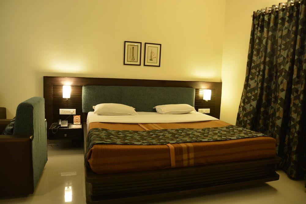 Hotel The Westend Ahmedabad Exterior foto
