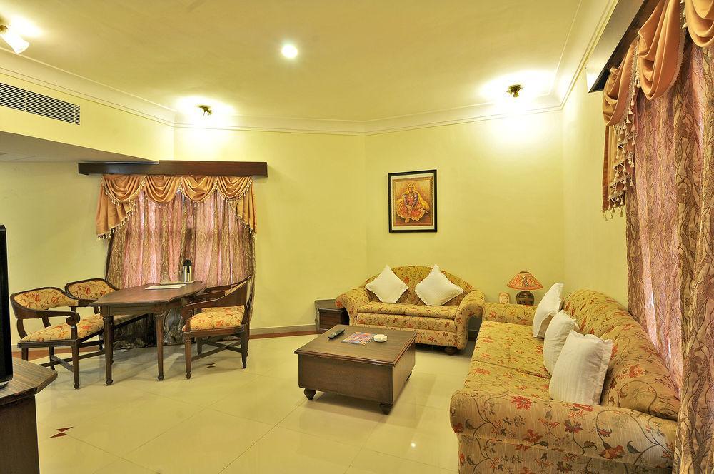 Hotel The Westend Ahmedabad Exterior foto