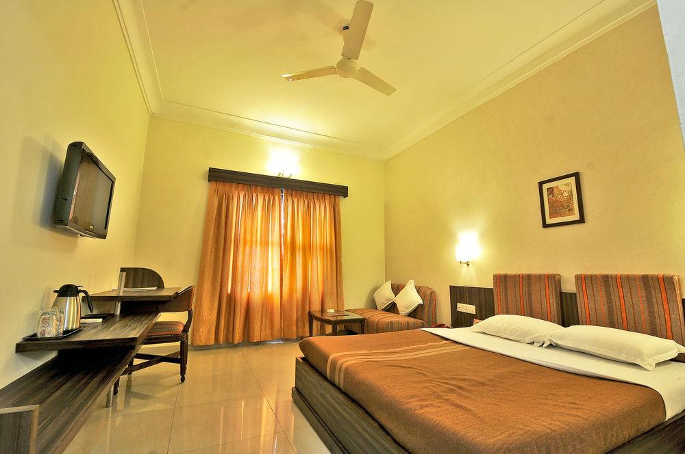 Hotel The Westend Ahmedabad Exterior foto