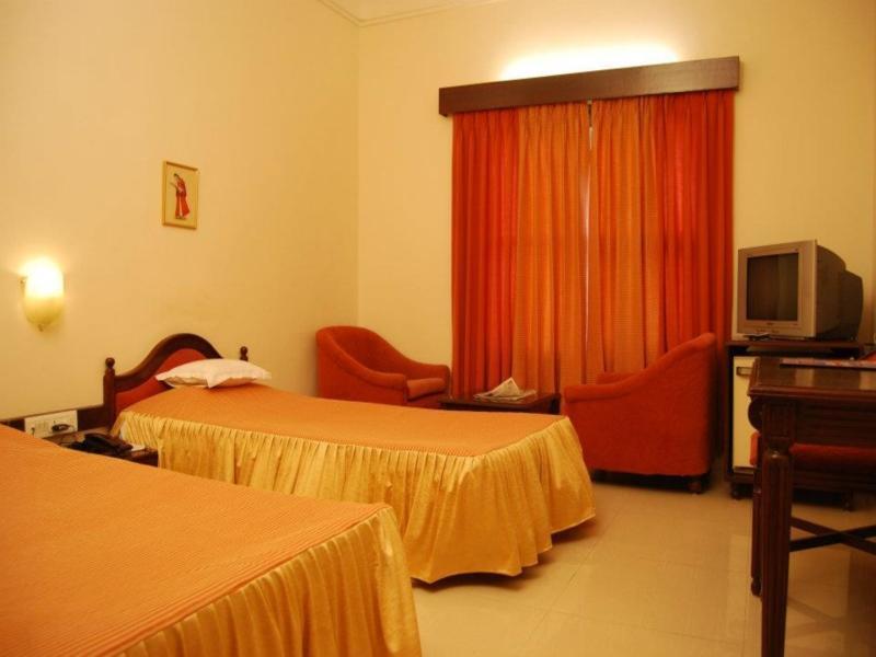 Hotel The Westend Ahmedabad Exterior foto