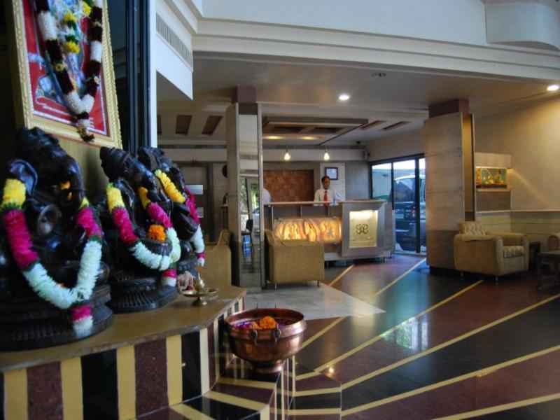 Hotel The Westend Ahmedabad Exterior foto
