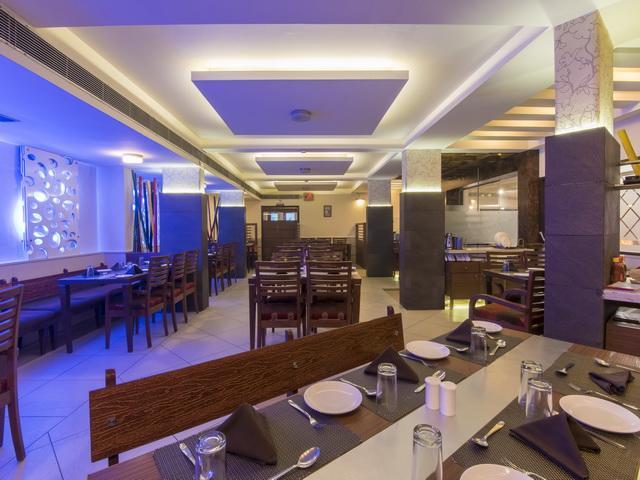 Hotel The Westend Ahmedabad Exterior foto
